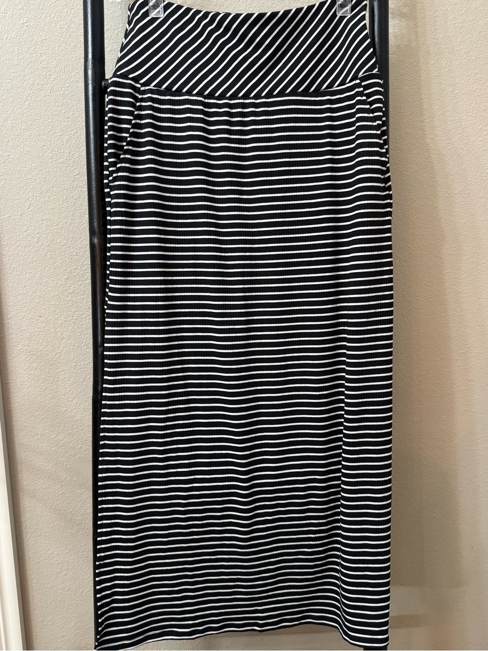 HALARA NWOT Black & White Striped Maxi Skirt with High Waist